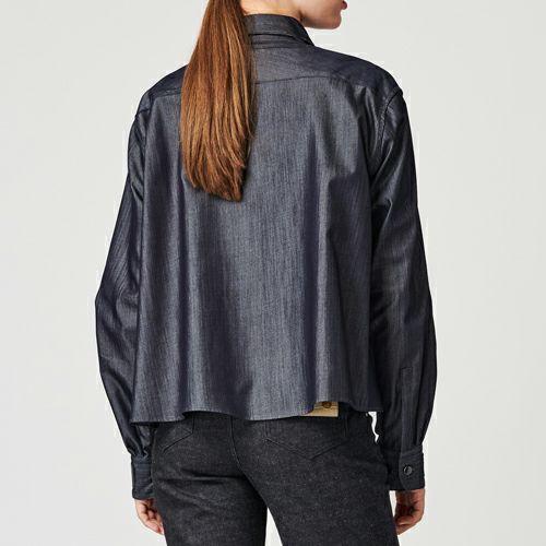 G-FRANCOのウィメンズデニムシャツ繭百合（マユリ）の背面からの着画像