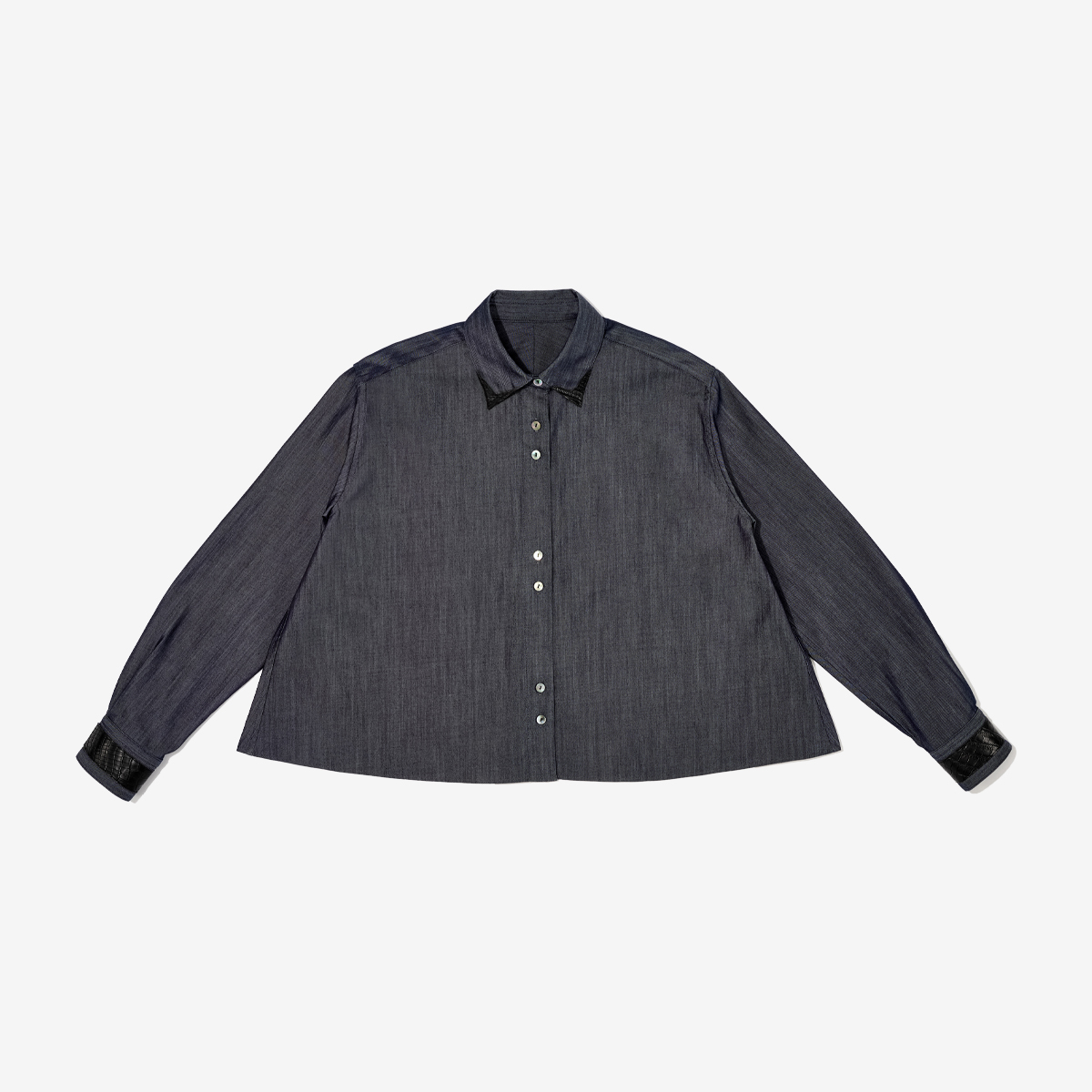 G-FRANCOのウィメンズデニムシャツ繭百合（マユリ）ブラックの正面からの画像