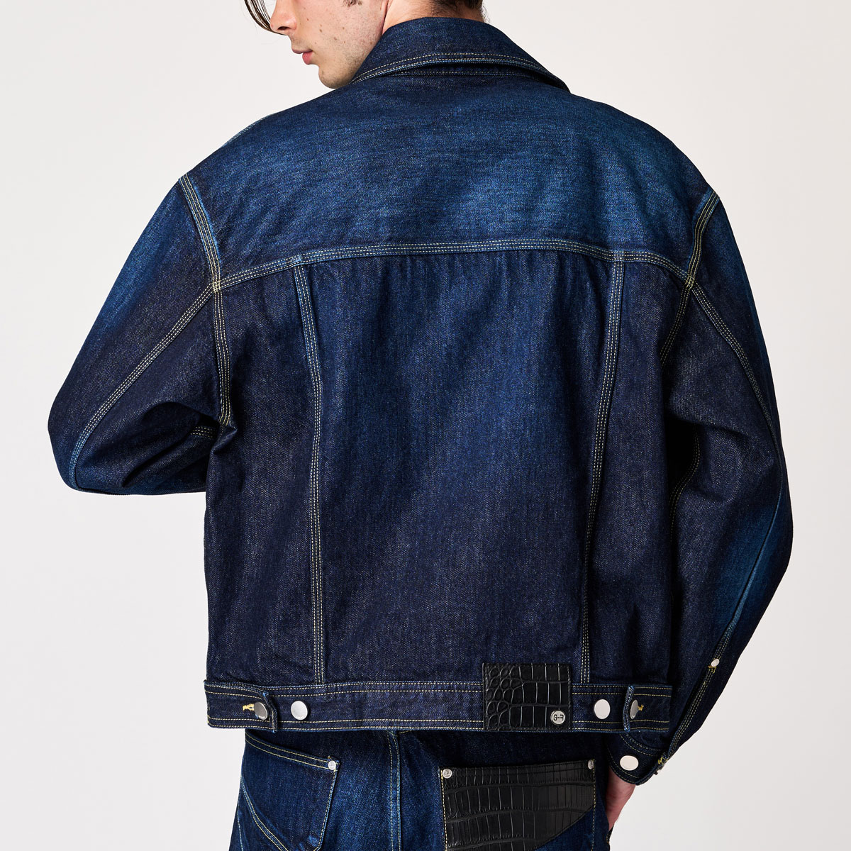 G-FRANCOのメンズデニムジャケットタックジャケットナミの背面からの着画像