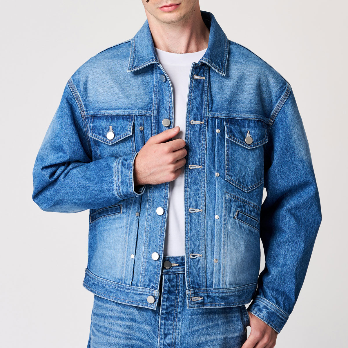 G-FRANCOのメンズデニムジャケットタックジャケットナミの正面からの着画像